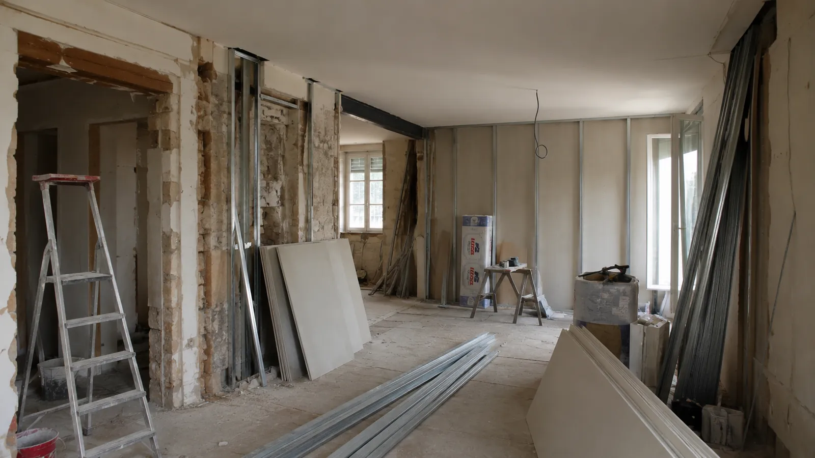Chantier de rénovation intérieure en cours, matériaux et plaques préparés